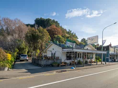 Live, work and play in iconic coastal town