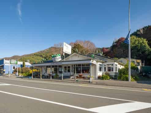 Live, work and play in iconic coastal town