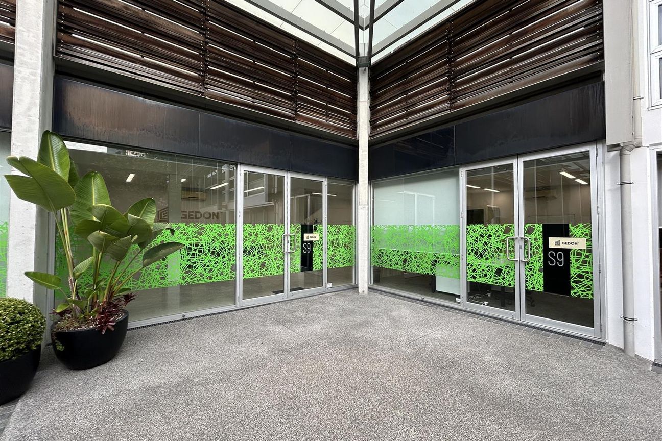 Savills - Contemporary Newmarket Space - Fler