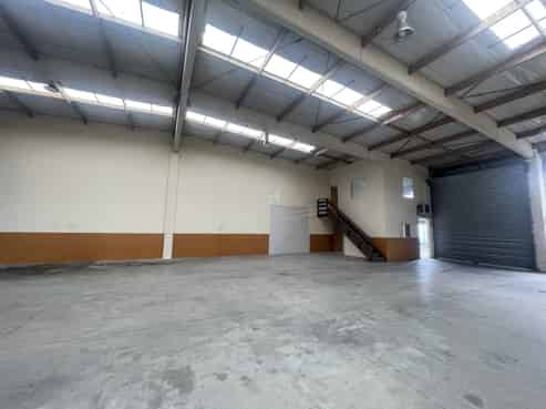 Full drive-through warehouse