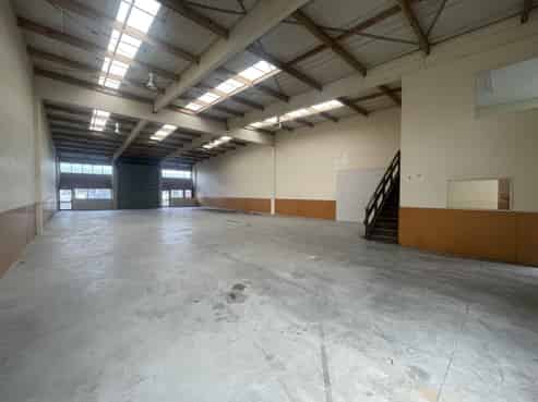 Full drive-through warehouse