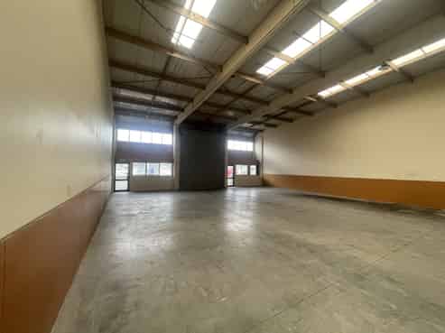 Full drive-through warehouse