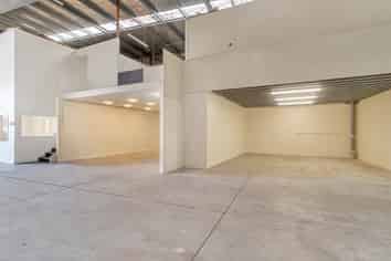 Top location, 50/50 split warehouse and office