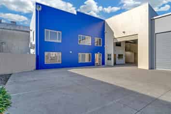 Top location, 50/50 split warehouse and office