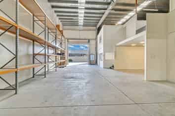 Top location, 50/50 split warehouse and office