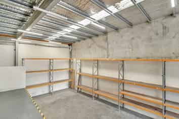 Top location, 50/50 split warehouse and office