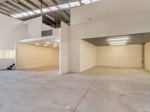 Top location, 50/50 split warehouse and office