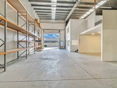 Top location, 50/50 split warehouse and office