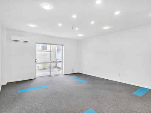 Top location, 50/50 split warehouse and office