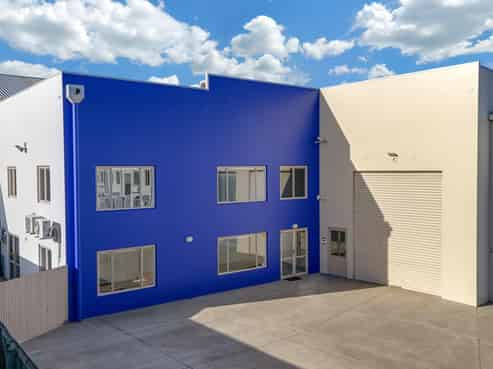 Top location, 50/50 split warehouse and office