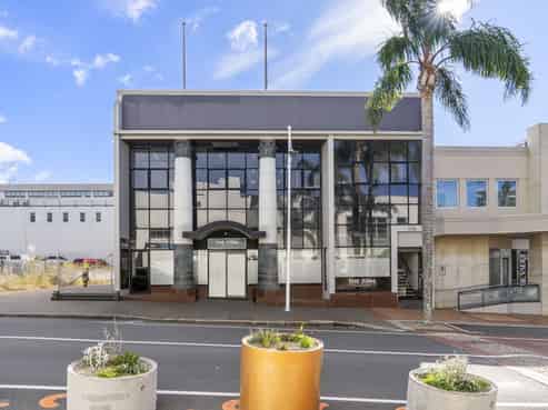 Character gem in central CBD with option to occupy