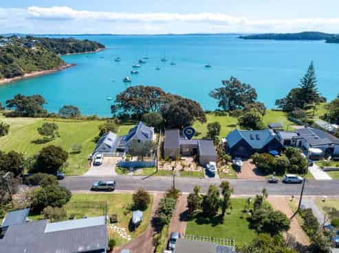 6 Esslin Road, Surfdale