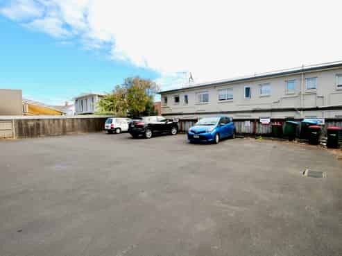 150 sqm Street Front Office/Retail in Epsom