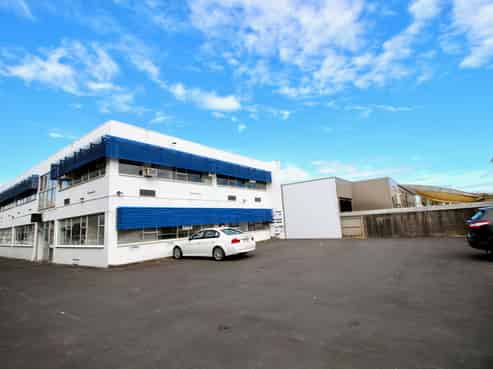 150 sqm Street Front Office/Retail in Epsom