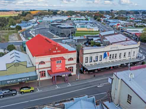 High Street haven with majestic hall