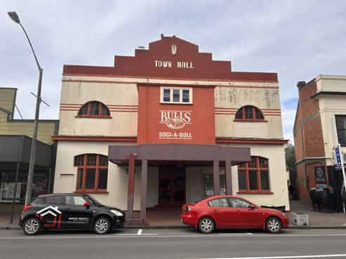 High Street haven with majestic hall