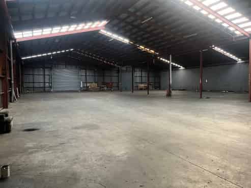 1043 Tremaine Ave warehouse and yard