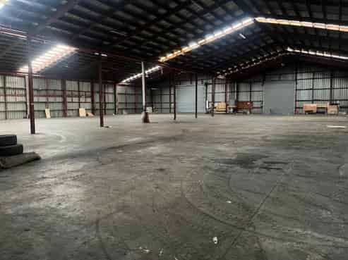 1043 Tremaine Ave warehouse and yard