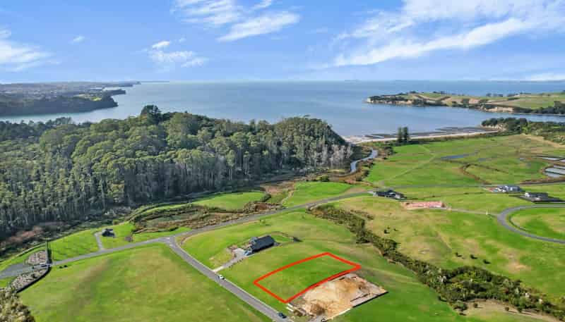 8 Taha Puke Road, Okura
