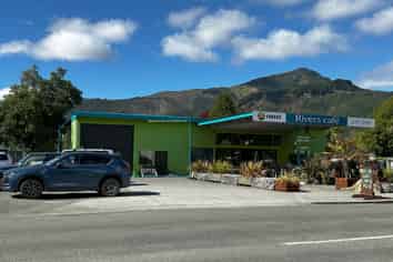 Flexible premise alongside Rivers Cafe