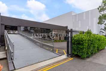 HIGH-END SHOWROOM OR OFFICE