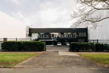 HIGH-END SHOWROOM OR OFFICE, THE CHOICE IS YOURS