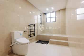 HIGH-END SHOWROOM OR OFFICE, THE CHOICE IS YOURS