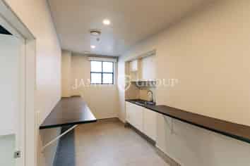 HIGH-END SHOWROOM OR OFFICE, THE CHOICE IS YOURS