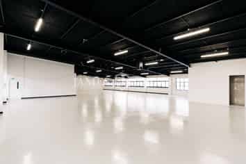 HIGH-END SHOWROOM OR OFFICE, THE CHOICE IS YOURS