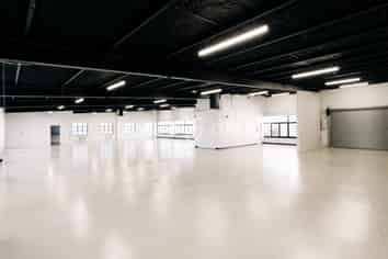 HIGH-END SHOWROOM OR OFFICE, THE CHOICE IS YOURS