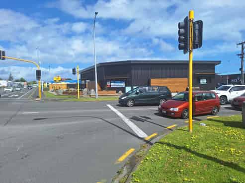 Prime Commercial Space: Ideal Location & Potential