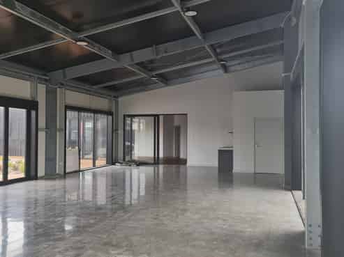 Prime Commercial Space: Ideal Location & Potential