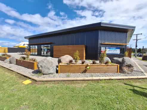 Prime Commercial Space: Ideal Location & Potential