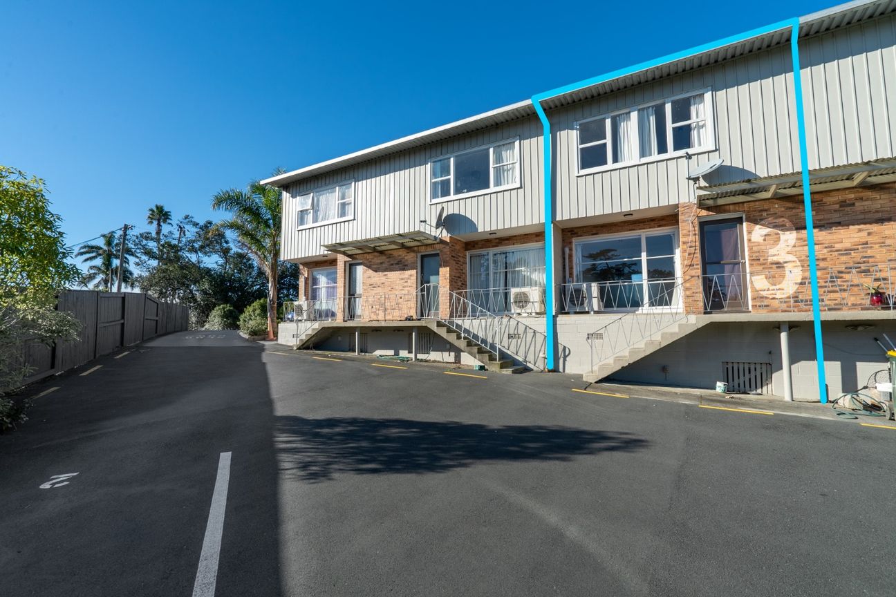 Spacious 2-Storey Unit with Private Yard and Deck - Vista 3