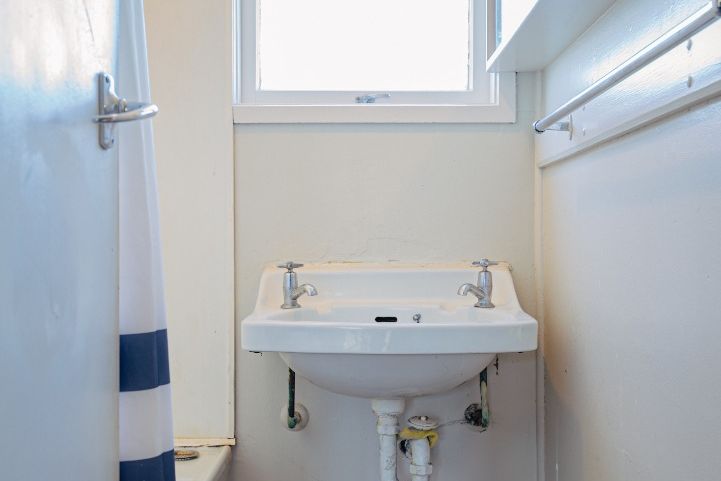 Spacious 2-Storey Unit with Private Yard and Deck - Más
