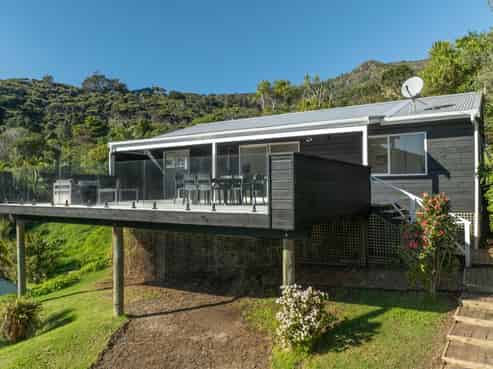 22 Beach Valley Road, Piha