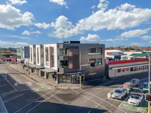 Modern high profile retail/office space