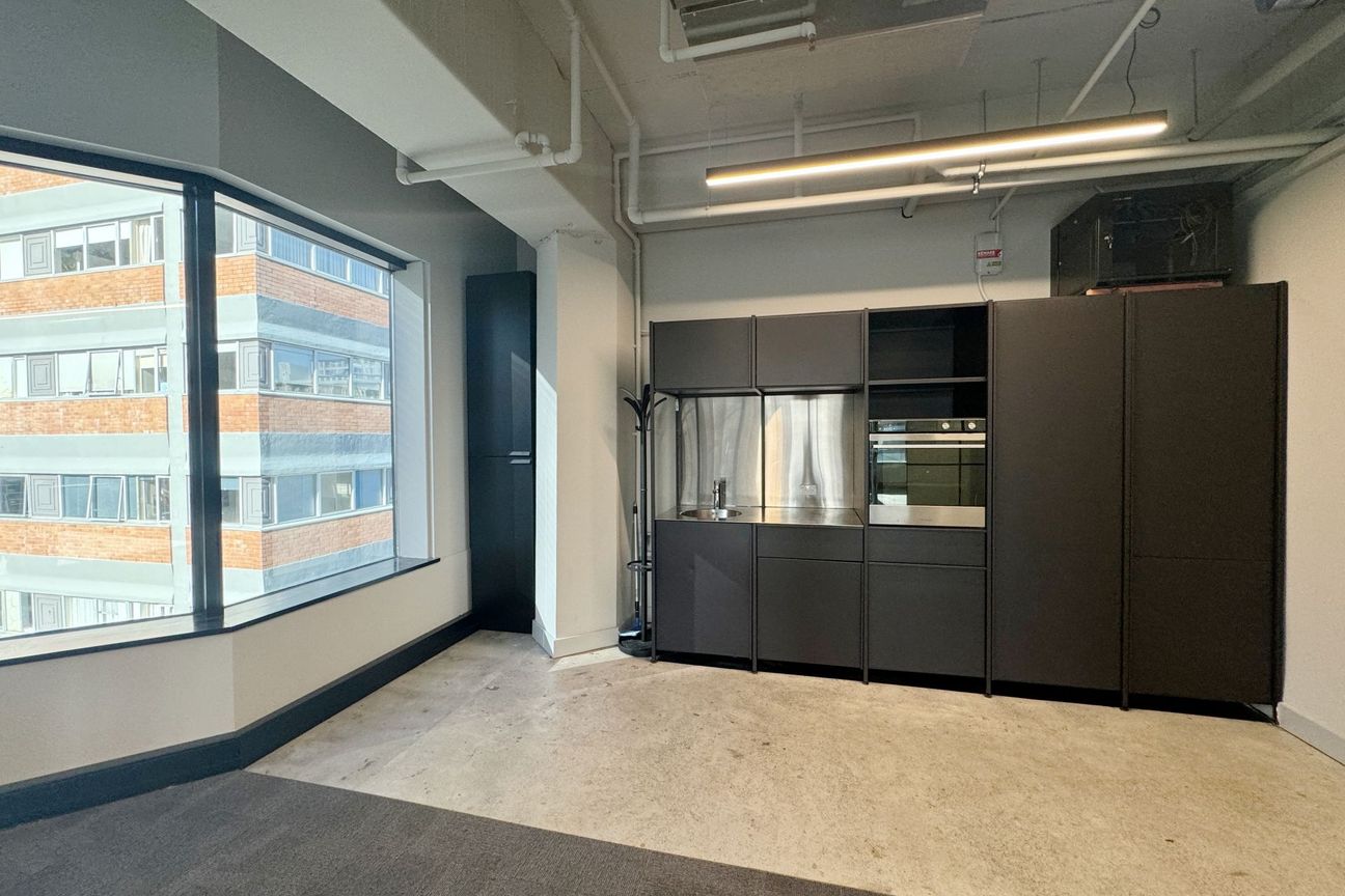 Recently Refurbished Modern Fitout - Vista 5