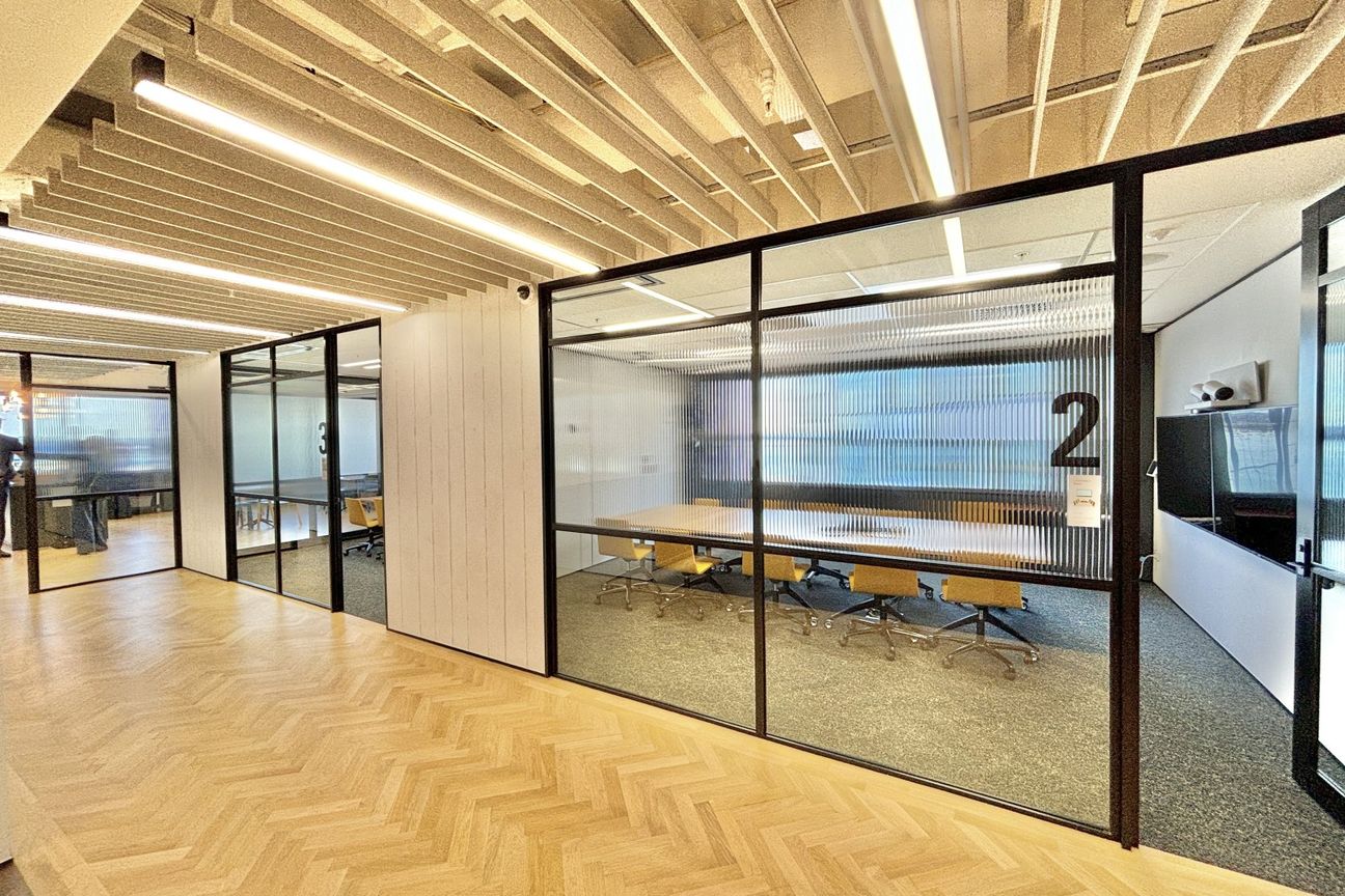 Office suites and full floors at the Aon Centre - Więcej