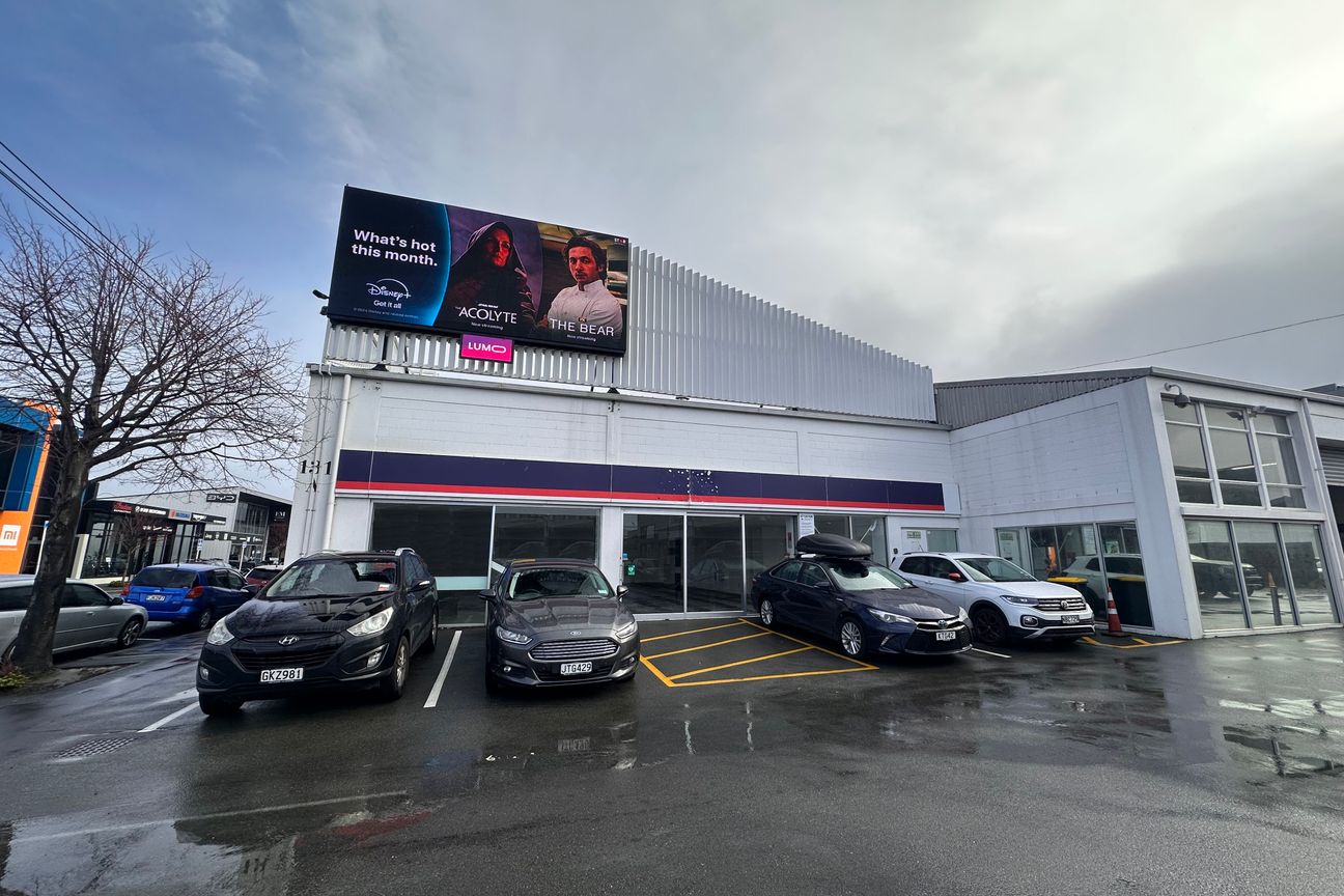 Standout CBD Premises with Parking - Vista 3