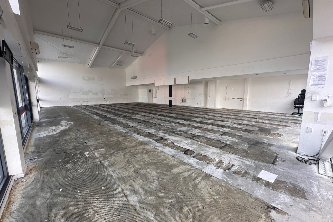 Standout CBD Premises with Parking - Vista 4