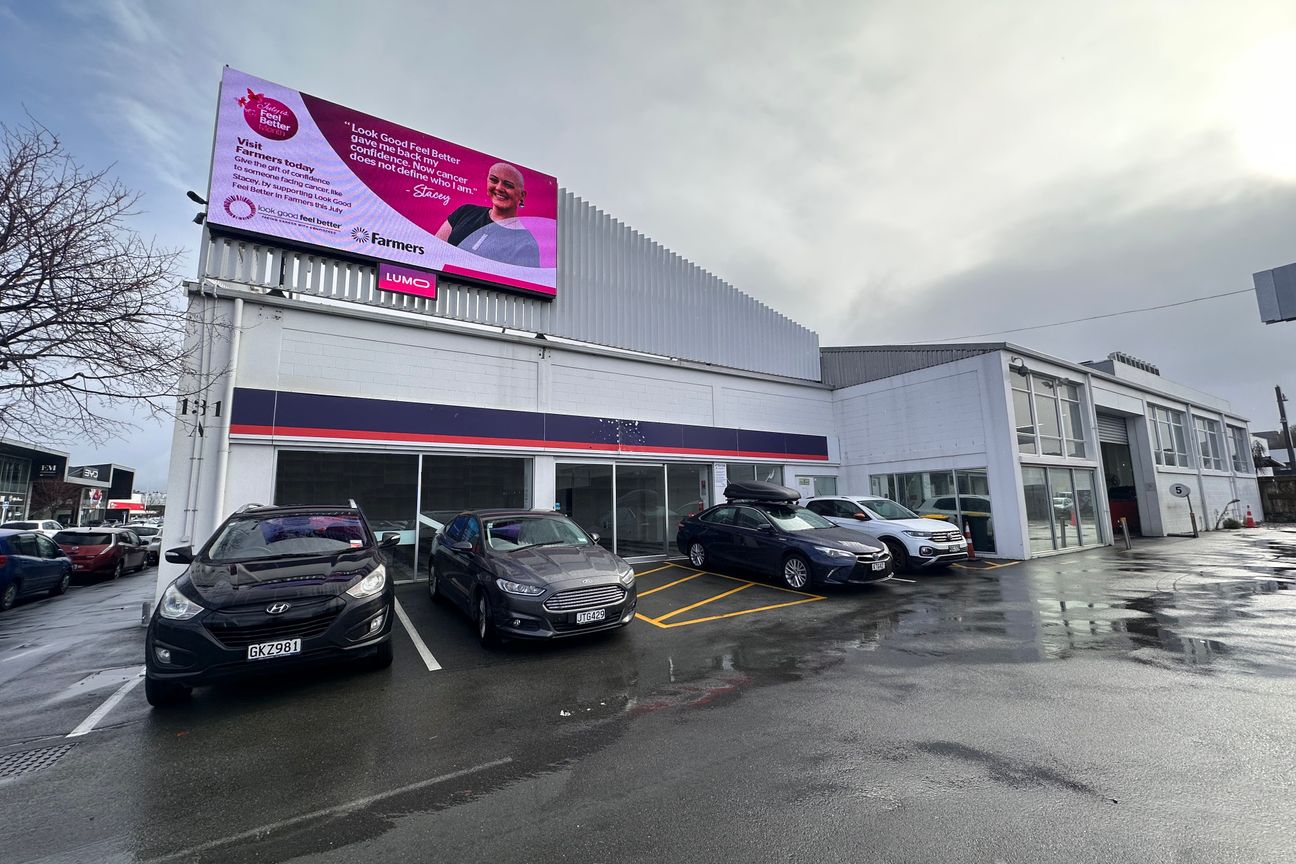 Standout CBD Premises with Parking - Vista 2