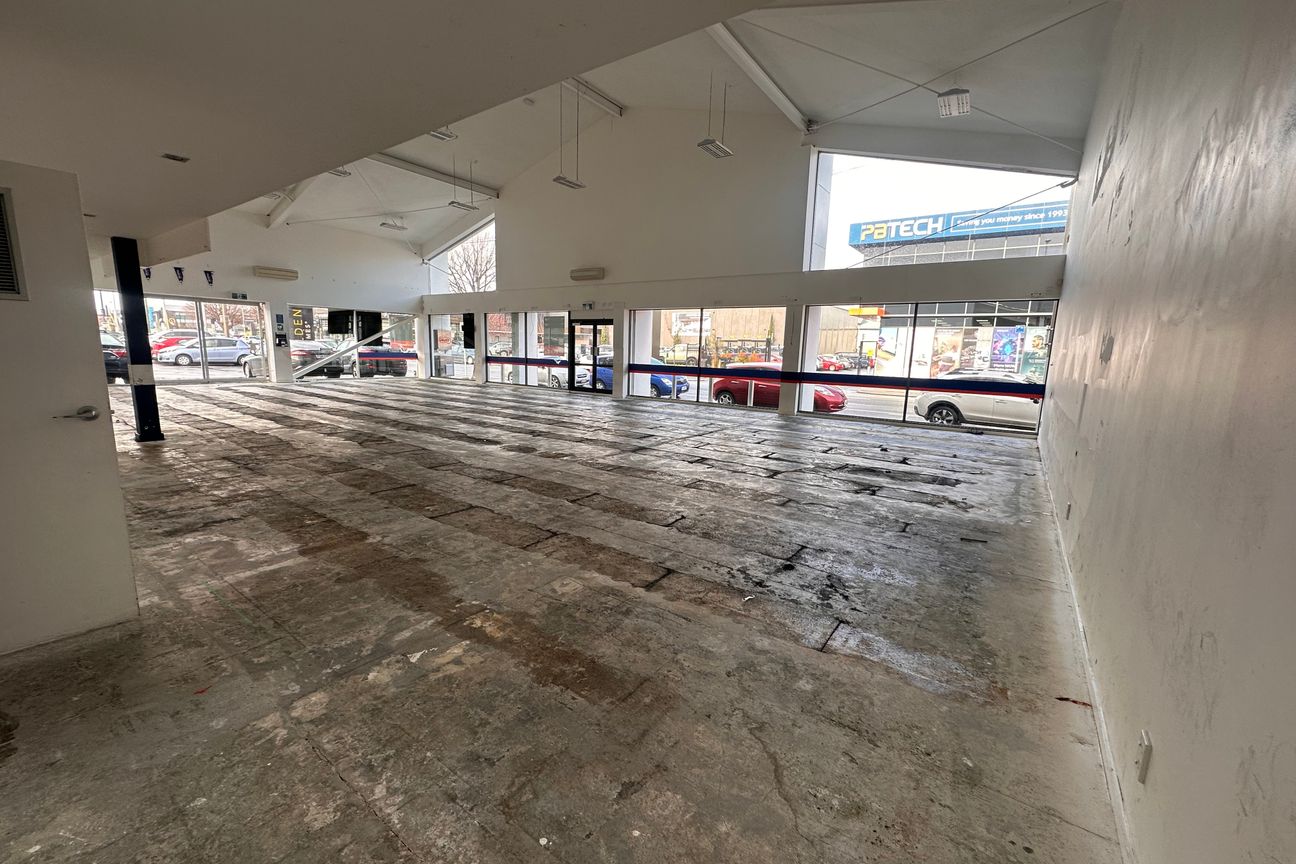 Standout CBD Premises with Parking - Vista 6