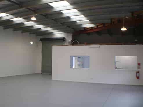 Handy 190m2 workshop - Tremaine Avenue