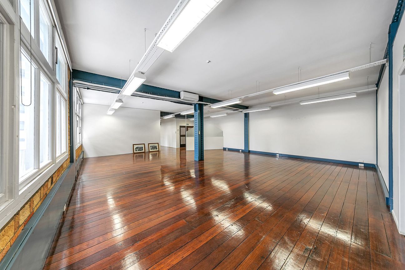 High Profile Office on Wyndham Street - Bild 2