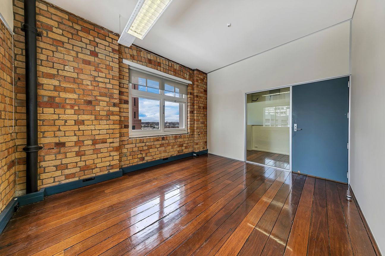 High Profile Office on Wyndham Street - Bild 6