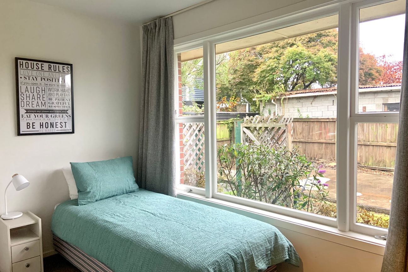 Immaculate Fully Furnished Spacious Family Home in Prime Location - Fler