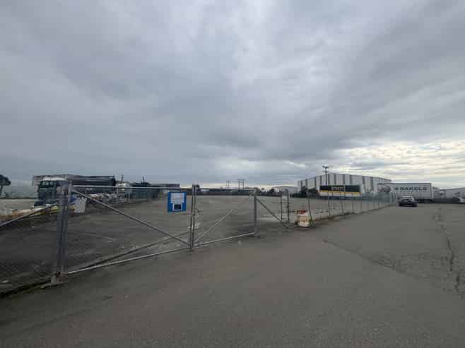 Huge 2,729sqm industrial yard for lease