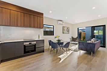 2/1 Holland Avenue, Point England