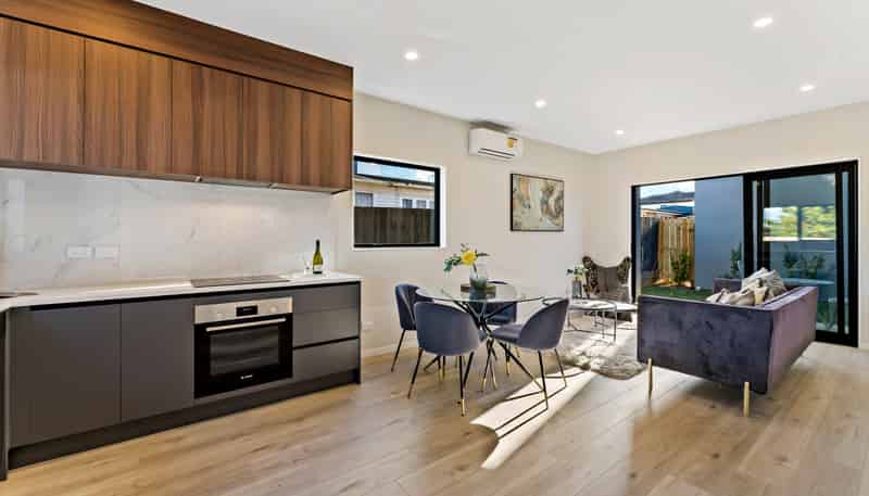 2/1 Holland Avenue, Point England